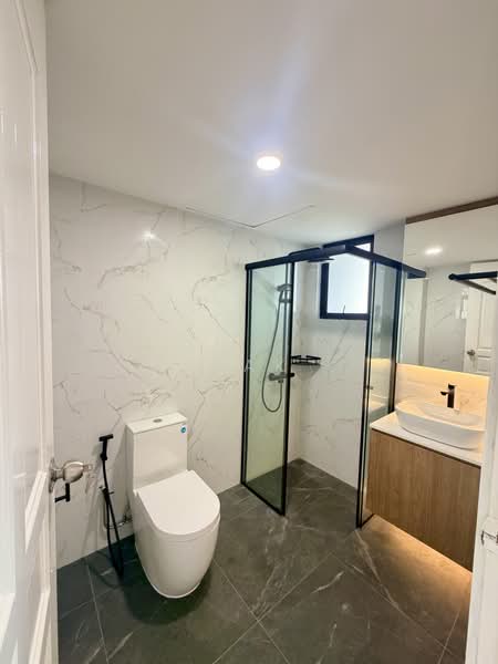 Newly Renovated Corner Terrace @ Minaret Walk, Minaret Walk, 5 Bedrooms, 2,500 sqft, Corner Terrace For Sale, by Razak ., 500203937 - Bathroom - PropertyGuru.com.sg