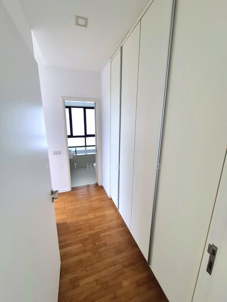 The Interlace, 180 Depot Road, 3 Bedrooms, 1,259 sqft, Condominium For Sale, by Arthur Koh, 500203959 - Wardrobes at Entrance into Master room - PropertyGuru.com.sg