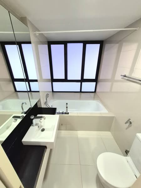 The Interlace, 180 Depot Road, 3 Bedrooms, 1,259 sqft, Condominium For Sale, by Arthur Koh, 500203959 - Mstr Bath w Tub. LARGE Window ventilates - PropertyGuru.com.sg