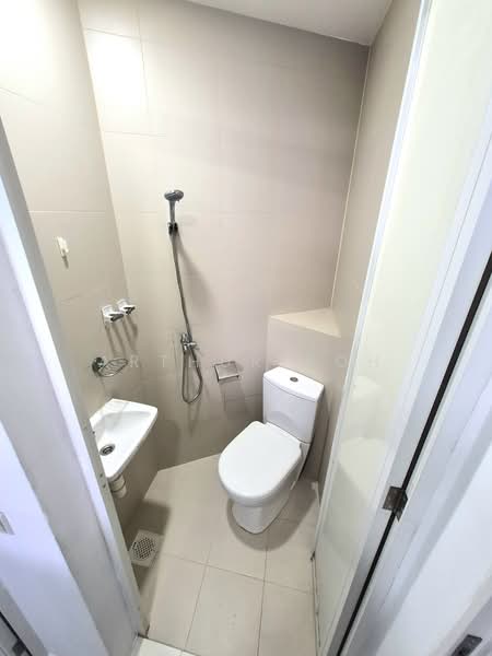 The Interlace, 180 Depot Road, 3 Bedrooms, 1,259 sqft, Condominium For Sale, by Arthur Koh, 500203959 - Maids Bathroom or for guests at parties - PropertyGuru.com.sg