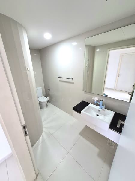 The Interlace, 180 Depot Road, 3 Bedrooms, 1,259 sqft, Condominium For Sale, by Arthur Koh, 500203959 - Common Bathroom Photo one - PropertyGuru.com.sg