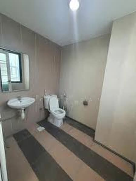 Woodlands 11, 11 Woodlands Close, 1,830 sqft, Light Industrial (B1) For Sale, by Agnes Tan, 500204038 - Bathroom - CommercialGuru.com.sg