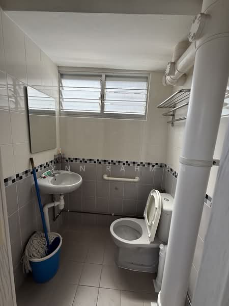 131 Bedok North Avenue 3, 131 Bedok North Avenue 3, 3 Bedrooms, 990 sqft, HDB Flat For Sale, by Lynn Rahman, 500204039 - Bathroom - PropertyGuru.com.sg