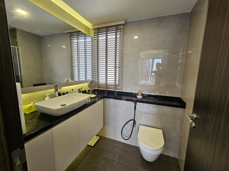 Heron Bay, 57 Upper Serangoon View, 4 Bedrooms, 1,389 sqft, Executive Condominium For Sale, by Hoe Tze Huat (何子发), 500204075 - Bathroom - PropertyGuru.com.sg