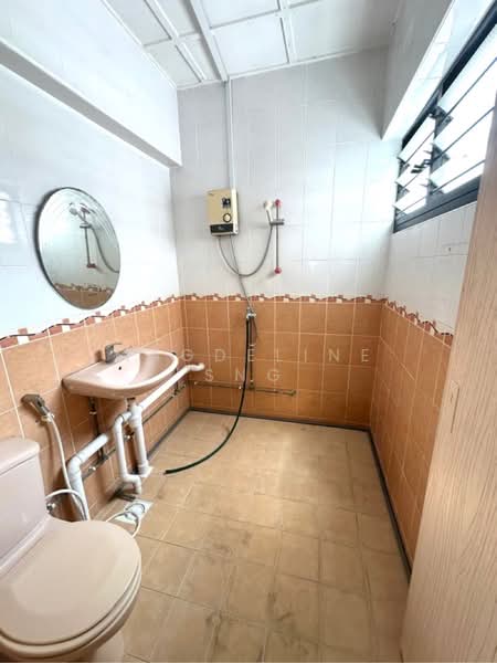 349 Jurong East Avenue 1, 349 Jurong East Avenue 1, 2 Bedrooms, 936 sqft, HDB Flat For Sale, by Magdeline Sng, 500204104 - Master bathroom - PropertyGuru.com.sg