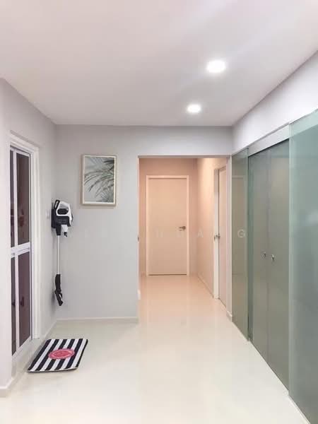 519 Woodlands Drive 14, 519 Woodlands Drive 14, 4 Bedrooms, 1,356 sqft, HDB Flat For Sale, by Alex Huang, 500204106 - Corridor - PropertyGuru.com.sg