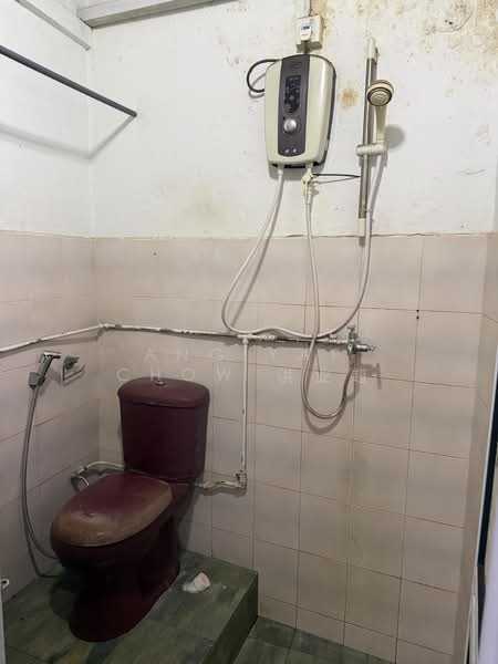 22A Roberts Lane, , 3 Bedrooms, 900 sqft, Apartment For Rent, by Ang Yap Chow 洪业超, 500204109 - Bathroom - PropertyGuru.com.sg