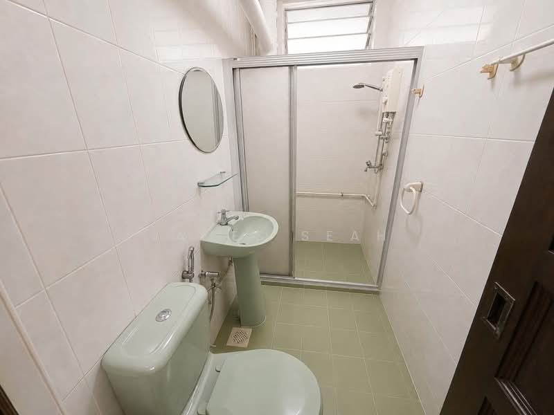 82A Lorong 4 Toa Payoh, 82A Lorong 4 Toa Payoh, 3 Bedrooms, 1,302 sqft, HDB Flat For Sale, by James Seah, 500204206 - Bathroom - PropertyGuru.com.sg