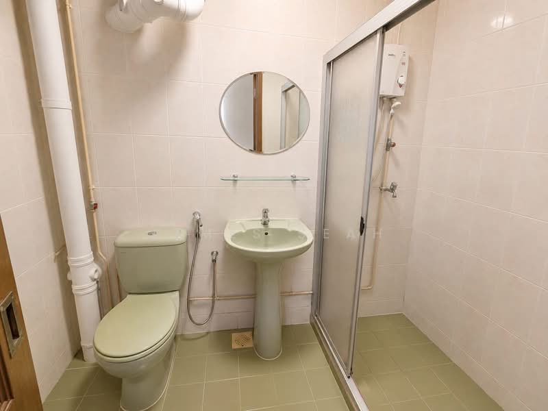 82A Lorong 4 Toa Payoh, 82A Lorong 4 Toa Payoh, 3 Bedrooms, 1,302 sqft, HDB Flat For Sale, by James Seah, 500204206 - Bathroom - PropertyGuru.com.sg