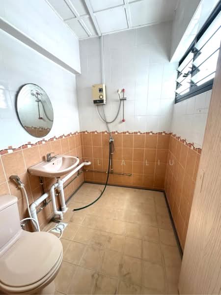 349 Jurong East Avenue 1, 349 Jurong East Avenue 1, 2 Bedrooms, 936 sqft, HDB Flat For Sale, by Ophelia Liu, 500204243 - Master bathroom - PropertyGuru.com.sg