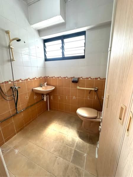 349 Jurong East Avenue 1, 349 Jurong East Avenue 1, 2 Bedrooms, 936 sqft, HDB Flat For Sale, by Ophelia Liu, 500204244 - Common bathroom - PropertyGuru.com.sg