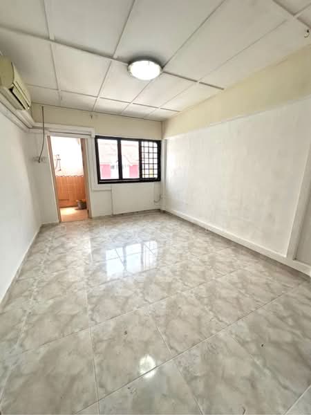 349 Jurong East Avenue 1, 349 Jurong East Avenue 1, 2 Bedrooms, 936 sqft, HDB Flat For Sale, by Ophelia Liu, 500204244 - Master bedroom - PropertyGuru.com.sg