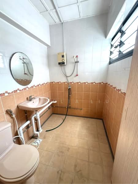 349 Jurong East Avenue 1, 349 Jurong East Avenue 1, 2 Bedrooms, 936 sqft, HDB Flat For Sale, by Ophelia Liu, 500204244 - Master bathroom - PropertyGuru.com.sg