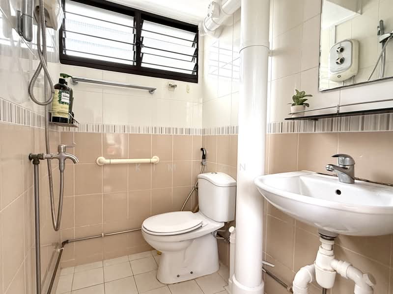 606 Ang Mo Kio Avenue 5, 606 Ang Mo Kio Avenue 5, 2 Bedrooms, 872 sqft, HDB Flat For Sale, by Kim Tan, 500204253 - Bathroom - PropertyGuru.com.sg