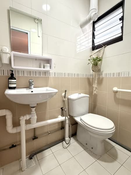 606 Ang Mo Kio Avenue 5, 606 Ang Mo Kio Avenue 5, 2 Bedrooms, 872 sqft, HDB Flat For Sale, by Kim Tan, 500204253 - Bathroom - PropertyGuru.com.sg
