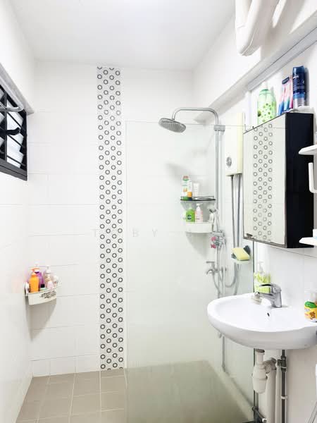 431 Jurong West Avenue 1, 431 Jurong West Avenue 1, 3 Bedrooms, 1,119 sqft, HDB Flat For Sale, by Toby Aw, 500204294 - Bathroom - PropertyGuru.com.sg