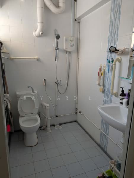 207 Bukit Batok Street 21, 207 Bukit Batok Street 21, 2 Bedrooms, 785 sqft, HDB Flat For Rent, by Raynard Lim, 500204303 - Bathroom - PropertyGuru.com.sg