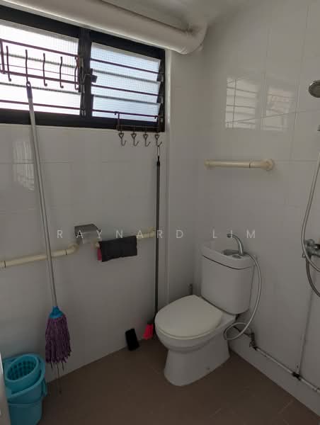 207 Bukit Batok Street 21, 207 Bukit Batok Street 21, 2 Bedrooms, 785 sqft, HDB Flat For Rent, by Raynard Lim, 500204303 - Bathroom - PropertyGuru.com.sg