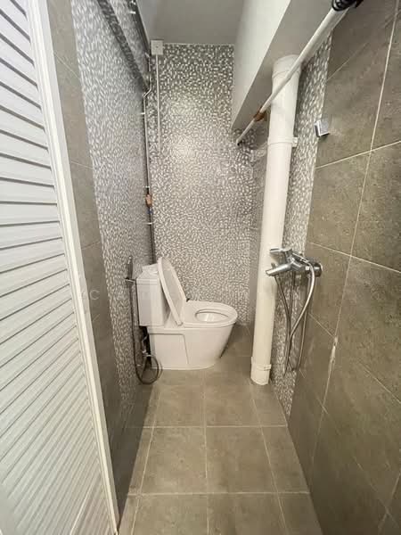 96 Commonwealth Crescent, 96 Commonwealth Crescent, 2 Bedrooms, 689 sqft, HDB Flat For Sale, by Caden Wan, 500204319 - Bathroom - PropertyGuru.com.sg