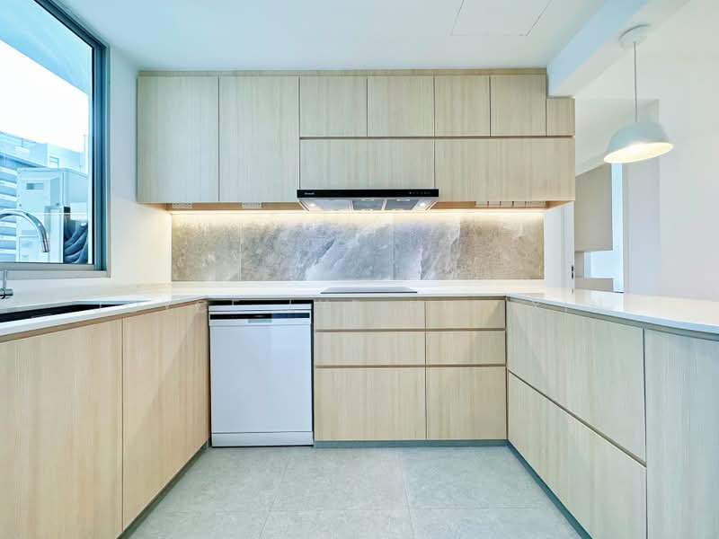 Cairnhill Residences, 33 Cairnhill Circle, 3 Bedrooms, 1,173 sqft, Apartment For Rent, by Joyce Lye Hui Xin, 500204352 - Kitchen - PropertyGuru.com.sg