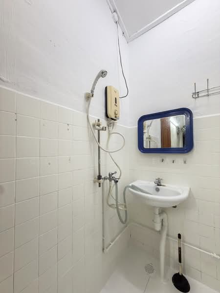 721 Clementi West Street 2, 721 Clementi West Street 2, Room Rental, 150 sqft, HDB Flat For Rent, by Clauson Seah, 500204357 - Bathroom - PropertyGuru.com.sg