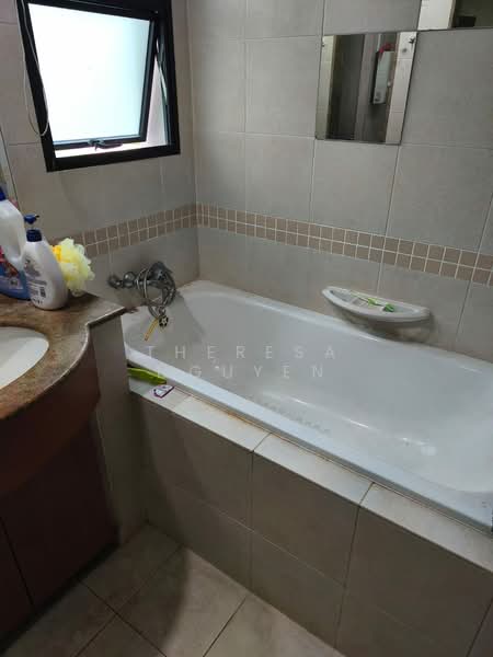 Woodsvale, 1 Woodlands Drive 72, 3 Bedrooms, 1,432 sqft, Condominium For Rent, by Theresa Nguyen, 500204390 - Bathroom - PropertyGuru.com.sg