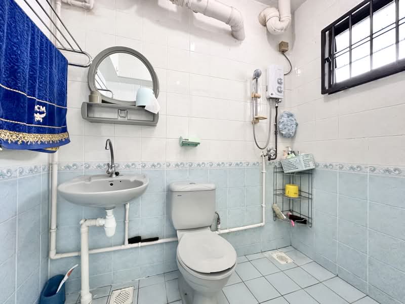 143 Lorong 2 Toa Payoh, 143 Lorong 2 Toa Payoh, Room Rental, 300 sqft, HDB Flat For Rent, by Jarel Tay, 500204396 - Bathroom - PropertyGuru.com.sg
