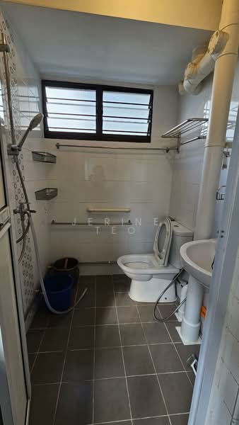 89 Bedok North Street 4, 89 Bedok North Street 4, 2 Bedrooms, 721 sqft, HDB Flat For Rent, by Jerine Teo, 500204414 - Bathroom - PropertyGuru.com.sg