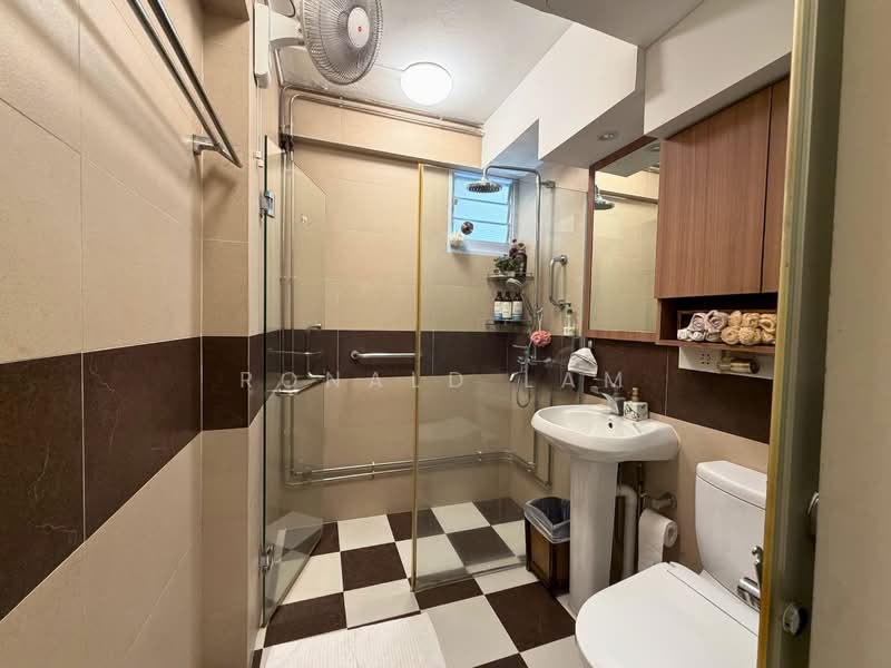 14 Dover Close East, 14 Dover Close East, 3 Bedrooms, 1,259 sqft, HDB Flat For Sale, by Ronald Lam, 500204478 - Bathroom - PropertyGuru.com.sg