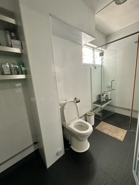 119 Bishan Street 12, 119 Bishan Street 12, 3 Bedrooms, 1,625 sqft, HDB Flat For Sale, by Magdalene Sim, 500204494 - Master attached Bathroom - PropertyGuru.com.sg