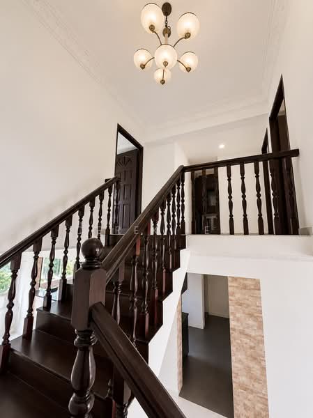 351 Yishun Avenue 11, 351 Yishun Avenue 11, 4 Bedrooms, 1,571 sqft, HDB Flat For Sale, by Derek Lee, 500204520 - Staircase - AI enhanced - PropertyGuru.com.sg