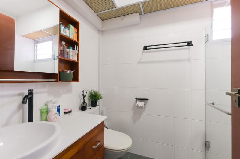561A Jurong West Street 42, 561A Jurong West Street 42, 3 Bedrooms, 1,001 sqft, HDB Flat For Sale, by Willmen Low, 500204537 - Bathroom - PropertyGuru.com.sg