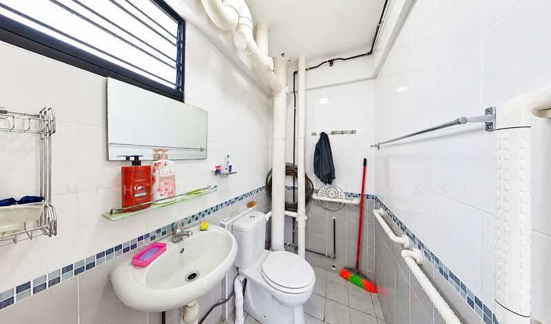 209 Yishun Street 21, 209 Yishun Street 21, 3 Bedrooms, 1,302 sqft, HDB Flat For Sale, by Mohana Vel T Kasi, 500204553 - Bathroom - PropertyGuru.com.sg
