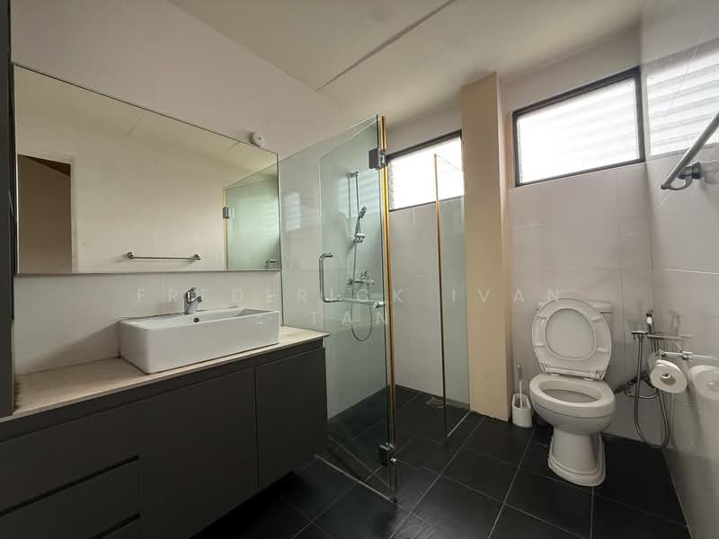Spacious detached house for rent along Cashew Road, , 4 Bedrooms, 4,000 sqft, Detached House For Rent, by Frederick Ivan Tan, 500204556 - Bathroom - PropertyGuru.com.sg