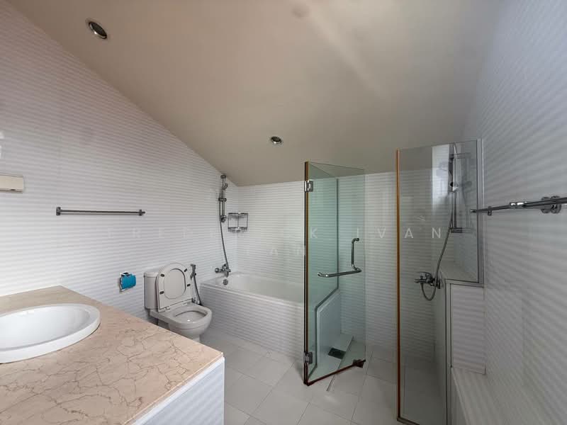 Spacious detached house for rent along Cashew Road, , 4 Bedrooms, 4,000 sqft, Detached House For Rent, by Frederick Ivan Tan, 500204556 - Bathroom - PropertyGuru.com.sg