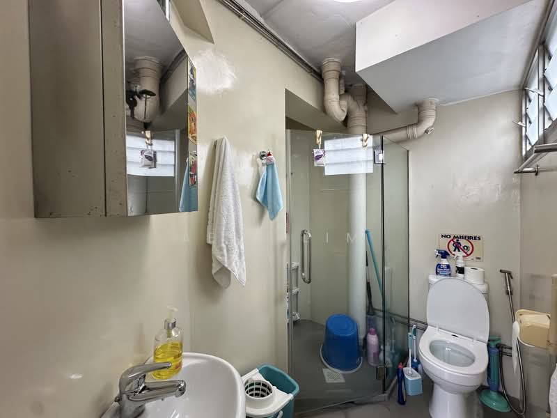 540 Ang Mo Kio Avenue 10, 540 Ang Mo Kio Avenue 10, 2 Bedrooms, 980 sqft, HDB Flat For Sale, by Aela Lim, 500204603 - Bathroom - PropertyGuru.com.sg