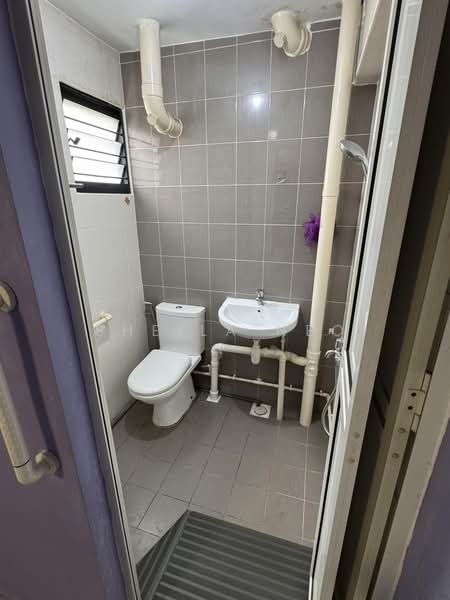 490 Jurong West Avenue 1, 490 Jurong West Avenue 1, 3 Bedrooms, 1,001 sqft, HDB Flat For Sale, by Sheila Neo, 500204611 - Bathroom - PropertyGuru.com.sg