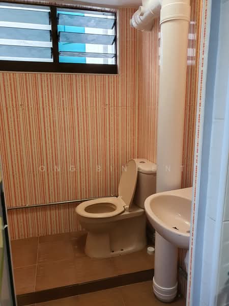 550 Bedok North Avenue 1, 550 Bedok North Avenue 1, 2 Bedrooms, 732 sqft, HDB Flat For Rent, by Ong Bincent, 500204625 - Bathroom - PropertyGuru.com.sg