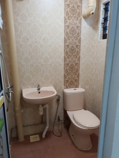 550 Bedok North Avenue 1, 550 Bedok North Avenue 1, 2 Bedrooms, 732 sqft, HDB Flat For Rent, by Ong Bincent, 500204625 - Bathroom - PropertyGuru.com.sg