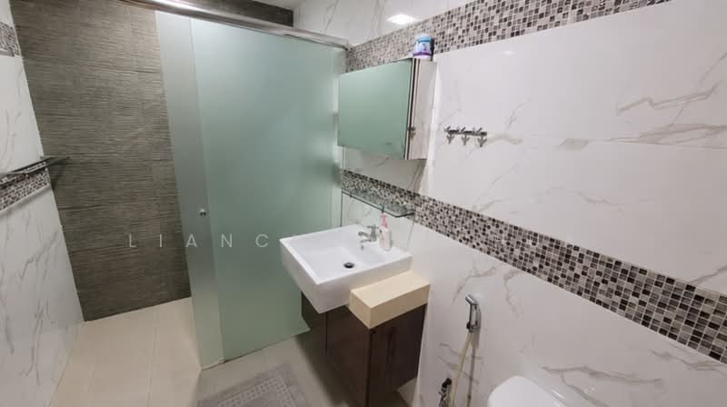 4 Bedroom Terrace House Near Kovan MRT, , 4 Bedrooms, 2,600 sqft, Terraced House For Rent, by Liancheng Chua, 500204632 - Bathroom - PropertyGuru.com.sg