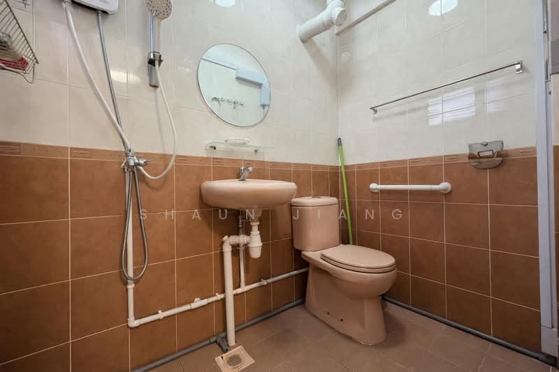 238 Bukit Batok East Avenue 5, 238 Bukit Batok East Avenue 5, 2 Bedrooms, 742 sqft, HDB Flat For Sale, by Shaun Jiang, 500204684 - Bathroom - PropertyGuru.com.sg