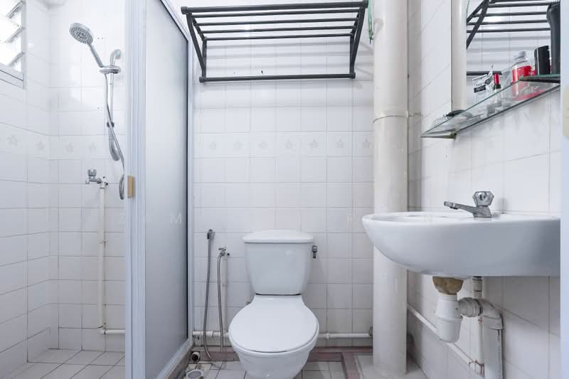 415 Woodlands Street 41, 415 Woodlands Street 41, 3 Bedrooms, 1,108 sqft, HDB Flat For Sale, by Zameer Serlan, 500204708 - Master Bathroom - PropertyGuru.com.sg