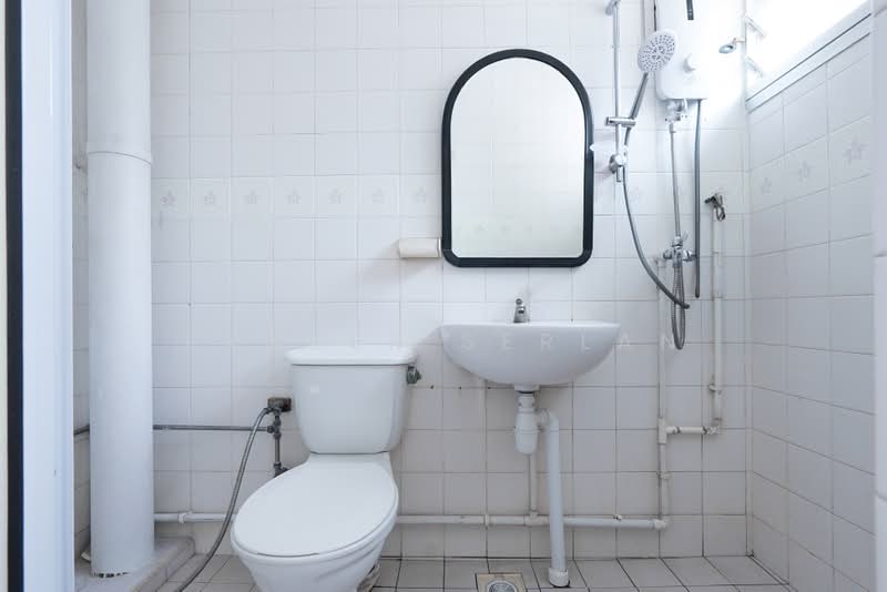 415 Woodlands Street 41, 415 Woodlands Street 41, 3 Bedrooms, 1,108 sqft, HDB Flat For Sale, by Zameer Serlan, 500204708 - Common Bathroom - PropertyGuru.com.sg