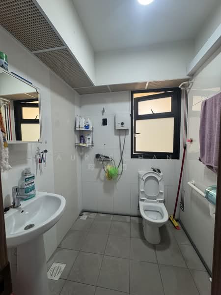 468B Bukit Batok West Avenue 9, 468B Bukit Batok West Avenue 9, 1 Bedroom, 409 sqft, HDB Flat For Sale, by Laura Chan 陈诗惠, 500204714 - Bathroom - PropertyGuru.com.sg