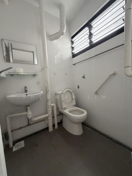 122 Yishun Street 11, 122 Yishun Street 11, 3 Bedrooms, 980 sqft, HDB Flat For Sale, by Sherman Lim, 500204723 - Master Bathroom - PropertyGuru.com.sg