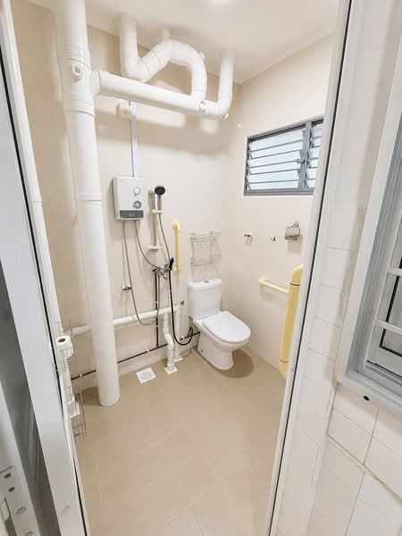 469 Tampines Street 44, 469 Tampines Street 44, 2 Bedrooms, 796 sqft, HDB Flat For Rent, by Eileen Au, 500204757 - Bathroom - PropertyGuru.com.sg