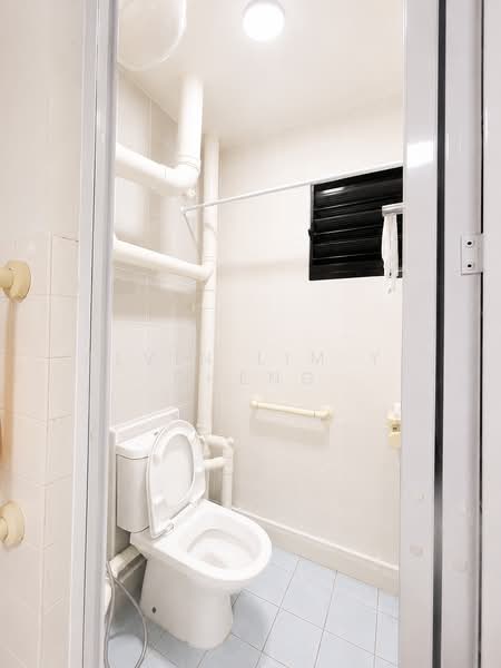 642 Hougang Avenue 8, 642 Hougang Avenue 8, 2 Bedrooms, 646 sqft, HDB Flat For Rent, by Alvin Lim Yi Cheng, 500204762 - Bathroom - PropertyGuru.com.sg