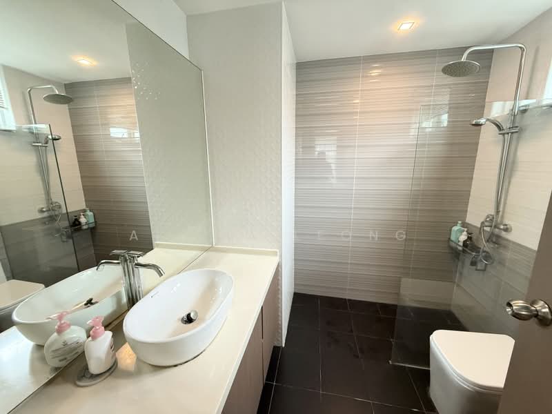 Sunrise Gardens, 51 Sunrise Gardens, Seletar / Yio Chu Kang, 2 Bedrooms, 893 sqft, Condominium For Sale, by Alicia Leong, 500204782 - Bathroom - PropertyGuru.com.sg