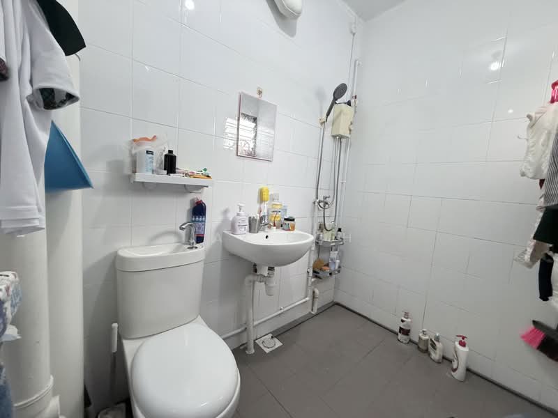 130 Yishun Street 11, 130 Yishun Street 11, 2 Bedrooms, 797 sqft, HDB Flat For Sale, by Jay Goh, 500204844 - Bathroom - PropertyGuru.com.sg