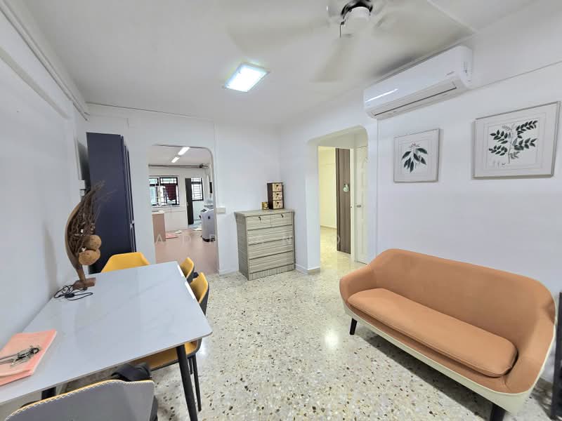 418 Ang Mo Kio Avenue 10, 418 Ang Mo Kio Avenue 10, 2 Bedrooms, 797 sqft, HDB Flat For Sale, by Adrian Ooi, 500204845 - Living Room - PropertyGuru.com.sg